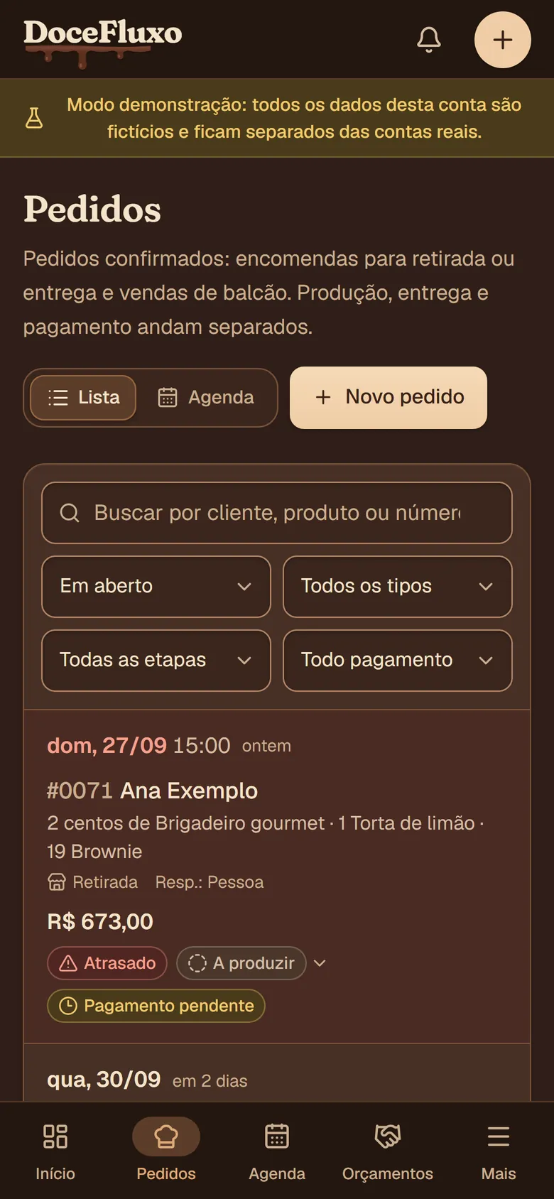 Lista de pedidos do DoceFluxo aberta no celular.